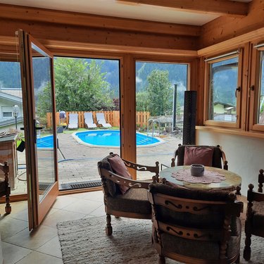 Blick auf den Pool Ferienhaus Breitner Chalet Wasserfallblick