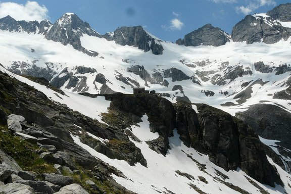 Richter Hütte, Bild: Whgler, CC BY-SA 3.0, via Wikimedia Commons