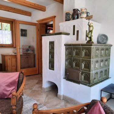 Kachelofen im Wohnbereich Ferienhaus Breitner Chalet Wasserfallblick