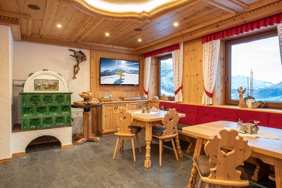 Breakfast room with tiled stove Holiday on the farm Unterbergbauer