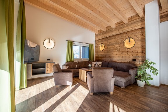 Wohnzimmer mit Couch in einem Appartement