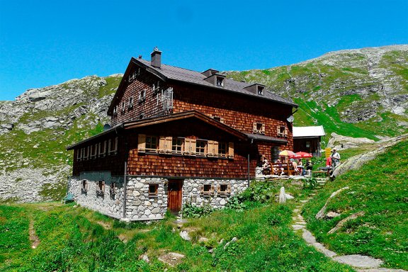 Warnsdorfer Hütte, Bild: Whgler, CC BY-SA 4.0, via Wikimedia Commons