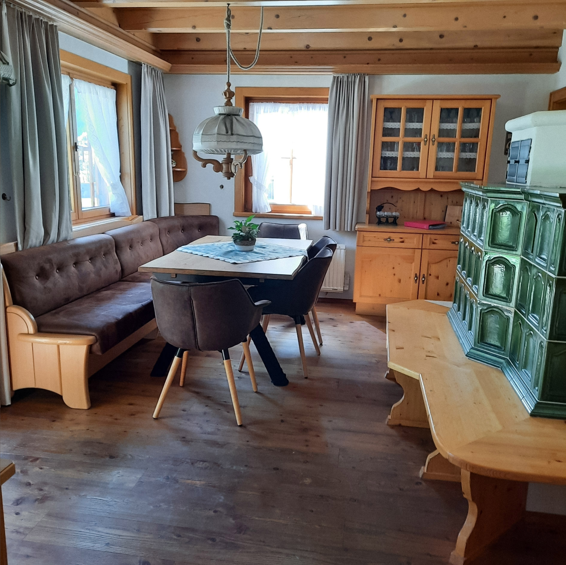 Speisezimmer mit Kachelofen